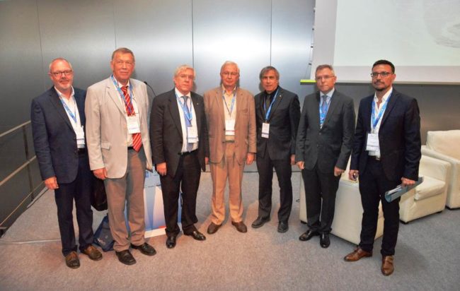 Foto de familia de los primeros firmantes de la Declaración Internacional de la Química de Sevilla. De izquierda a derecha: Robert Parker, Harmut Frank, Carlos Negro, Jean Marie Pierre Lehn, Ehud Keinan, Antón Valero y Jorge Alcalde.