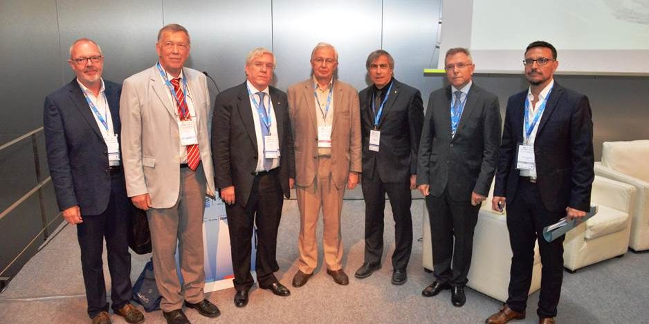 Foto de familia de los primeros firmantes de la Declaración Internacional de la Química de Sevilla. De izquierda a derecha: Robert Parker, Harmut Frank, Carlos Negro, Jean Marie Pierre Lehn, Ehud Keinan, Antón Valero y Jorge Alcalde.
