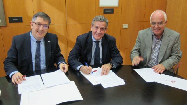 De izq. a dcha, Josep Antón Ferré Vidal (RectorURV); Ignacio Marco Arbolí (Director Regional PlasticsEurope en España); Francesc Xavier Farriol Roigés (Director Proyecto APQUA)