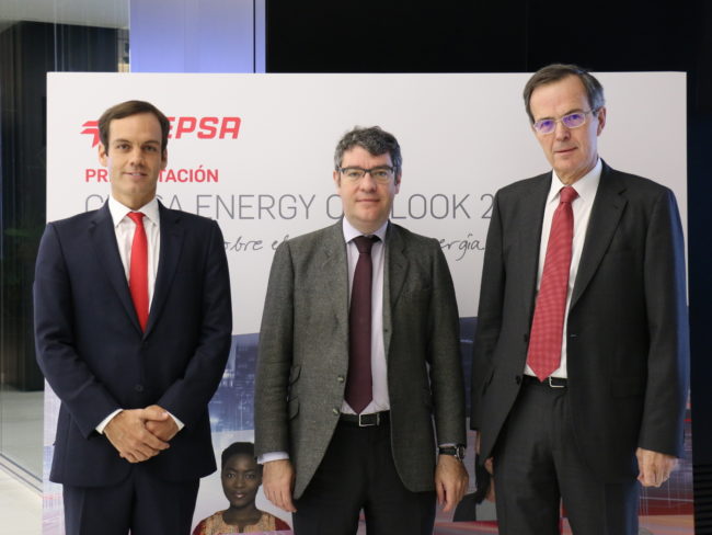 De Izquierda a derecha: Héctor Perea (Director de Estrategia de Cepsa), Álvaro Nadal (Ministro del gobierno español de Energía), Pedro Miró (CEO de Cepsa)