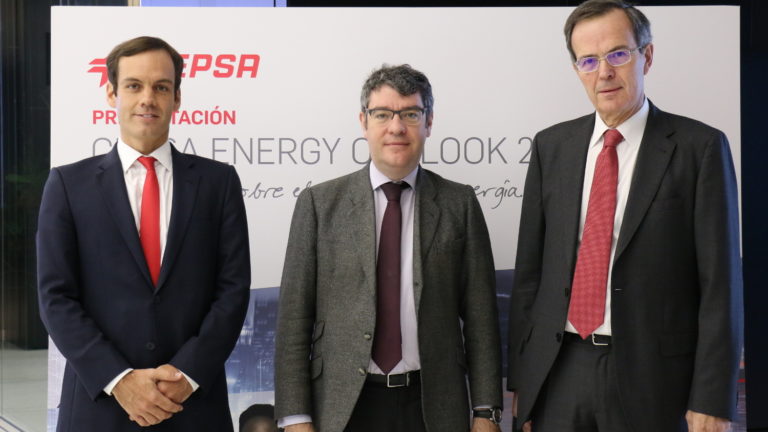 De Izquierda a derecha: Héctor Perea (Director de Estrategia de Cepsa), Álvaro Nadal (Ministro del gobierno español de Energía), Pedro Miró (CEO de Cepsa)