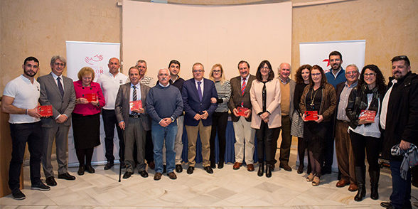 Foto de familia: entidades ganadoras, miembros del jurado y padrinos solidarios