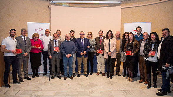 Foto de familia: entidades ganadoras, miembros del jurado y padrinos solidarios