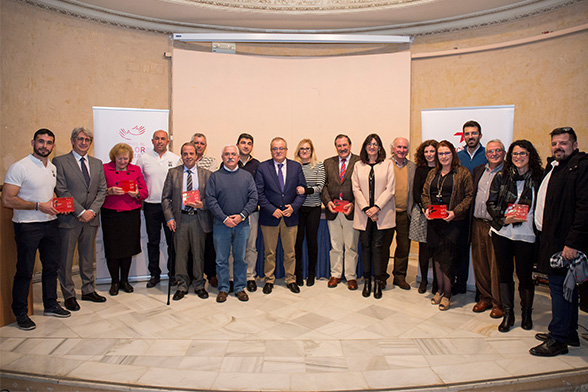 Foto de familia: entidades ganadoras, miembros del jurado y padrinos solidarios
