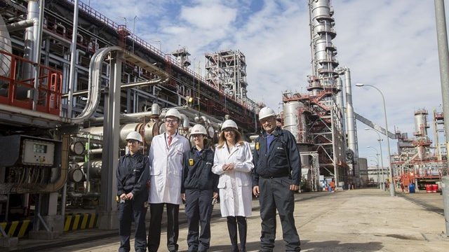 La presidenta de la Junta inaugura el proyecto de optimización de aromáticos de Cepsa, una inversión de más de 45 millones de euros