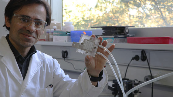 El investigador Ricard Garcia-Valls muestra el dispositivo que captura CO2 y genera metanol y otros productos. / URV