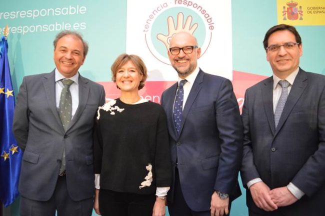 De izquierda a derecha: Ignacio Pérez-Carasa, Director General de Relaciones Institucionales de ALSA, Isabel García Tejerina, ministra de Agricultura y Pesca, Alimentación y Medio Ambiente (MAPAMA), Santiago de Andrés, Director General de Veterindustria y Jordi Bosch, Presidente de Anfaac. Foto: Animals Health