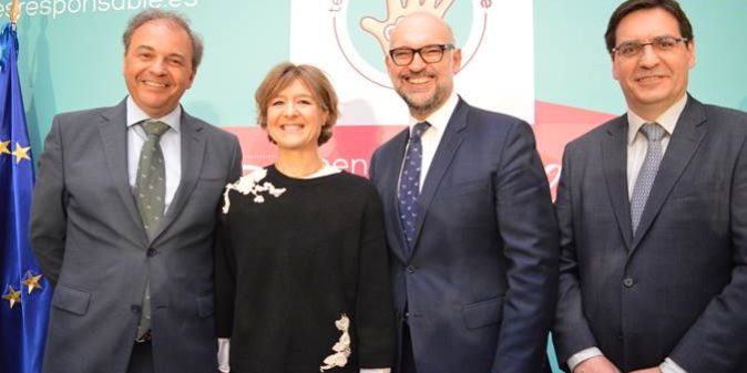 De izquierda a derecha: Ignacio Pérez-Carasa, Director General de Relaciones Institucionales de ALSA, Isabel García Tejerina, ministra de Agricultura y Pesca, Alimentación y Medio Ambiente (MAPAMA), Santiago de Andrés, Director General de Veterindustria y Jordi Bosch, Presidente de Anfaac. Foto: Animals Health