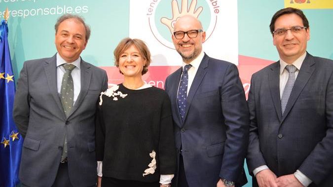 De izquierda a derecha: Ignacio Pérez-Carasa, Director General de Relaciones Institucionales de ALSA, Isabel García Tejerina, ministra de Agricultura y Pesca, Alimentación y Medio Ambiente (MAPAMA), Santiago de Andrés, Director General de Veterindustria y Jordi Bosch, Presidente de Anfaac. Foto: Animals Health