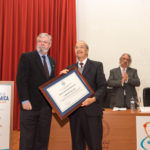 Antonio Macho, Decano-Presidente del Consejo General de Colegios Oficiales de Químicos de España (izda.) entrega el Premio a la Excelencia Química 2016 a Sebastián Delgado Díaz