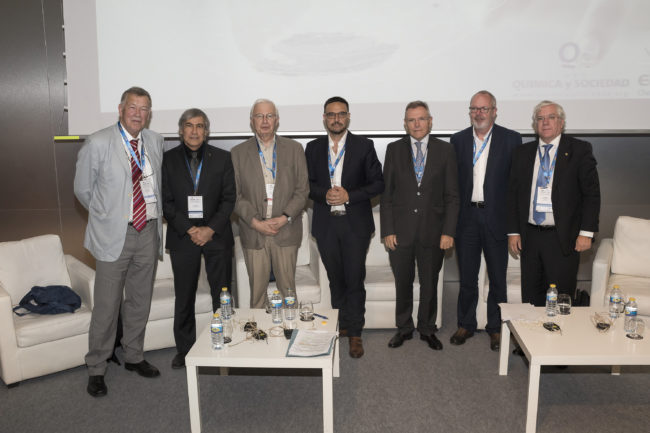 De izquierda a derecha: Harmut Frank, Ehud Keinan, Jean Marie Pierre Lehn, Jorge Alcalde (moderador del debate), Antón Valero, Robert Parker, Carlos Negro.