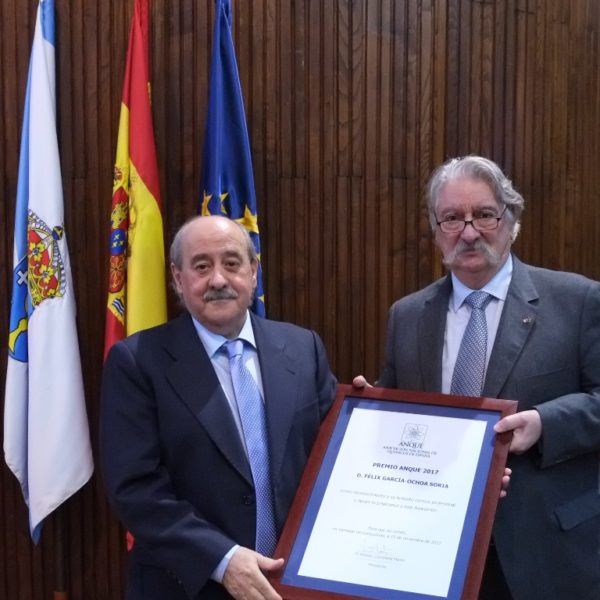 Entrega del Premio ANQUE 2017. Izda. Félix García-Ochoa, Catedrático UCM. Dcha. Ernesto Castañeda, Presidente de la ANQUE