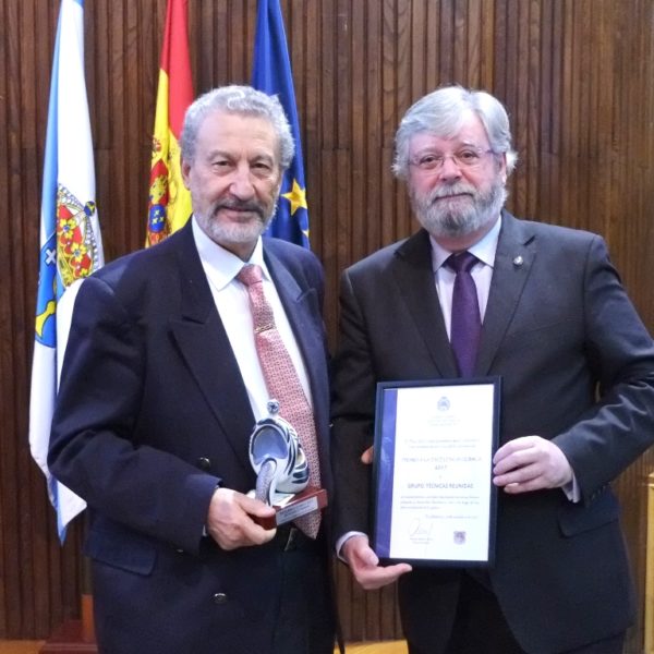 Entrega del Premio a la Excelencia Química 2017. Izqda. Juan Sancho Rof, en representaación de Técnicas Reunidas. Dcha. Antonio Macho, Presidente CGCOQ