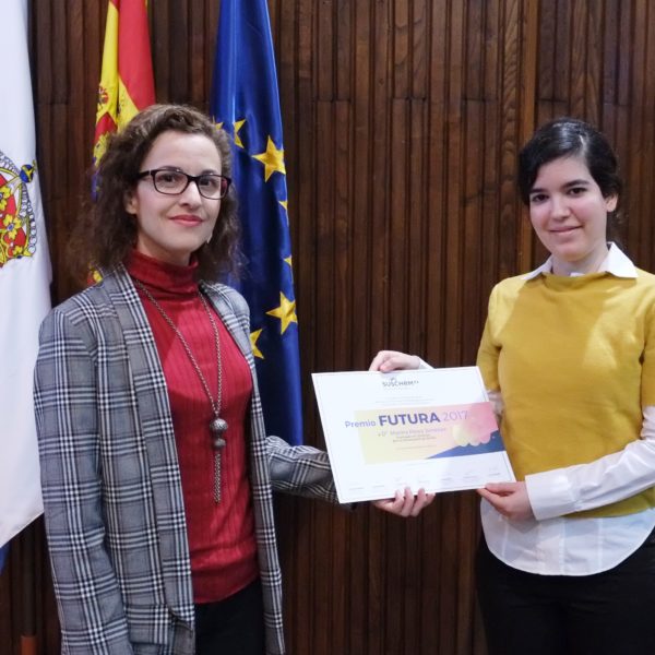 Entrega del Premio SusChem Jóvenes Investigadores Químicos FUTURA-MESTRELAB 2017. Izq. Esmeralda Honrubia (FEIQUE), Dcha. Marina Pérez, Premio FUTURA-MESTRELAB 2017