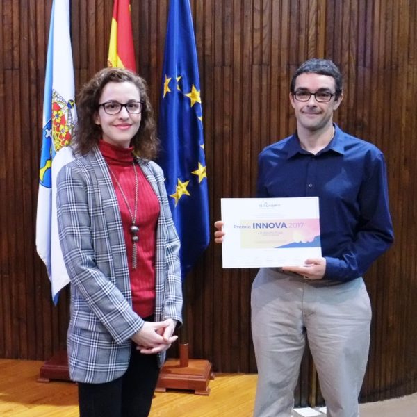 Entrega del Premio SusChem Jóvenes Investigadores Químicos INNOVA-MESTRELAB 2017. Izq. Esmeralda Honrubia (FEIQUE), Dcha. Alberto Puga, el investigador galardonado