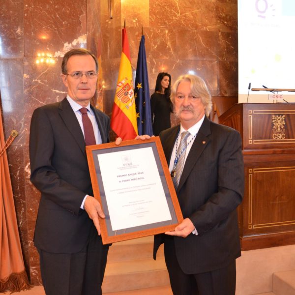 Ernesto Castañeda (dcha.) entrega el Premio ANQUE 2015 a Pedro Miró