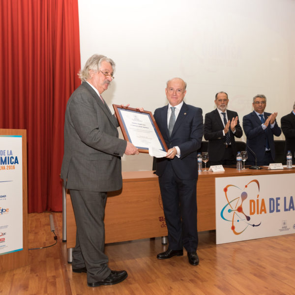 Ernesto Castañeda, Presidente de la Asociación Nacional de Químicos de España (izda), entrega el Premio ANQUE 2016 a Enrique Vaqué Urbaneja