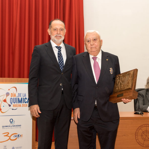 José Luis Menéndez, Vicepresidente de la Asociación de Industrias Químicas, Básicas y Energéticas de Huelva (izda.) y Francisco Sierra García, Mención Especial AIQBE