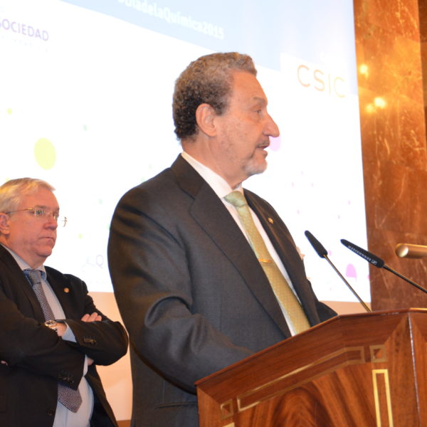 Juan Sancho Rof pronuncia discurso de agradecimiento. Al fondo, Carlos Negro
