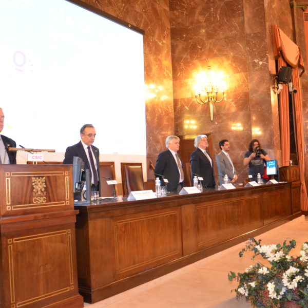 Minuto de silencio en la celebración oficial del Día de la Química 2015 - Mesa Presidencial