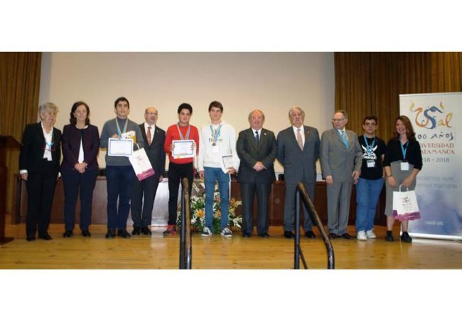 Foto de familia de los ganadores con los miembros del tribunal