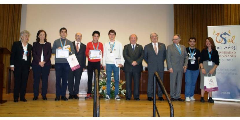 Foto de familia de los ganadores con los miembros del tribunal