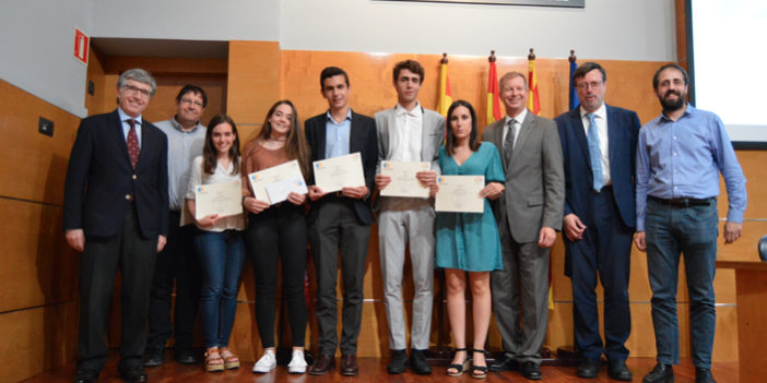 Los premiados junto a Andrea Firenze, Director General de Covestro, Pere Regull, Director General de IQS, y sus profesores