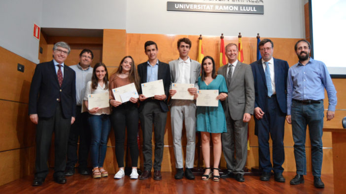 Los premiados junto a Andrea Firenze, Director General de Covestro, Pere Regull, Director General de IQS, y sus profesores