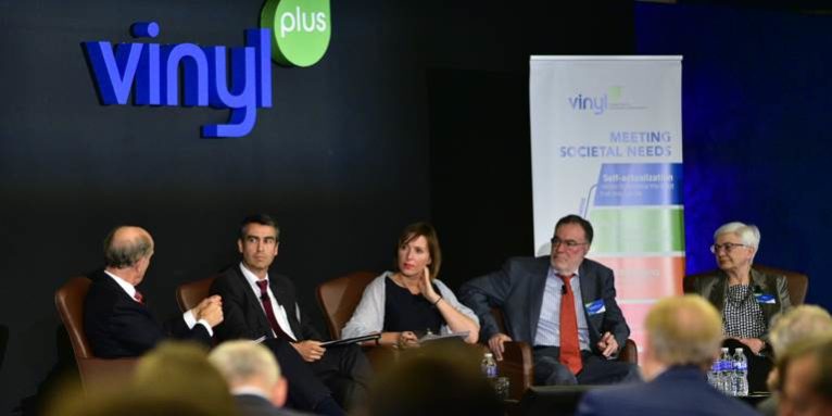 Panel de Discusión – de Izq. a drcha.: Paula Hohnen, Modreador, Representante del Ayuntamiento de Madrid; Marina Dlabajová, Miembro del Parlamento Europe; Timoteo de la Fuente, Comisión Europea y Nilgún Tas, UNIDO.