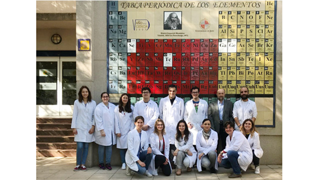 Científicos del grupo Química Analítica de la Universidad de Jaén delante de la tabla periódica. / Fundación Descubre