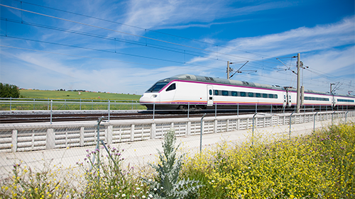 Polímeros reforzados con fibras resistentes al fuego para la reducción de peso y diseño interior modular para los trenes del futuro