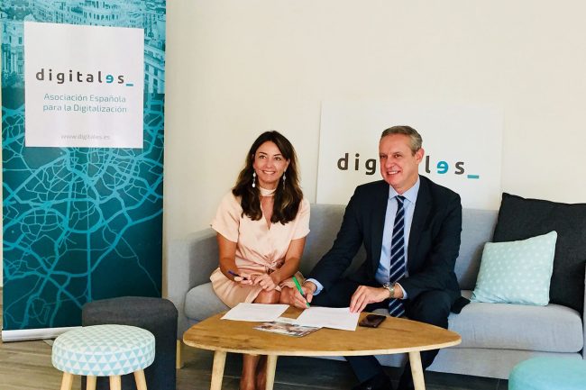 La Directora General de la Asociación Española para la Digitalización DigitalES, Alicia Richart y el Director General de la Federación Empresarial de la Industria Química Española, Juan Antonio Labat