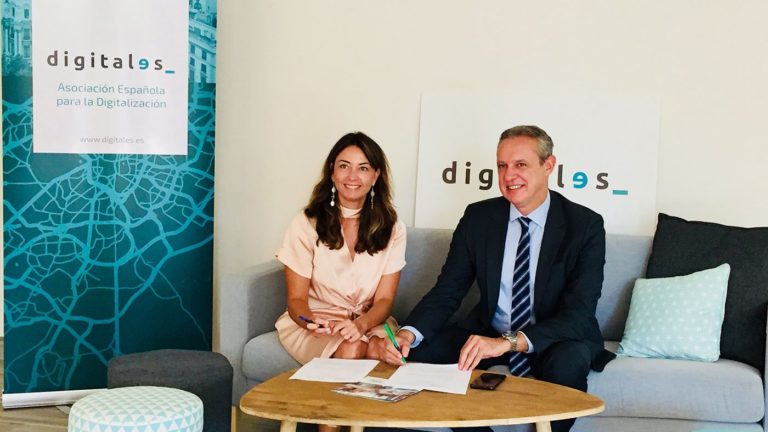 La Directora General de la Asociación Española para la Digitalización DigitalES, Alicia Richart y el Director General de la Federación Empresarial de la Industria Química Española, Juan Antonio Labat