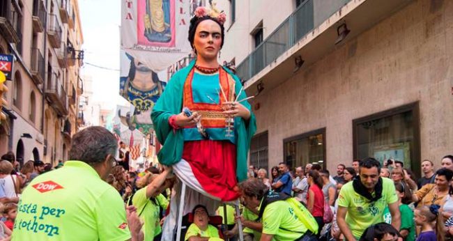 La gigante Frida, hecha a semejanza de la mundialmente conocida pintora mexicana Frida Kahlo, está adaptada para hacer posible que sea llevada por personas en silla de ruedas, sordas, o ciegas