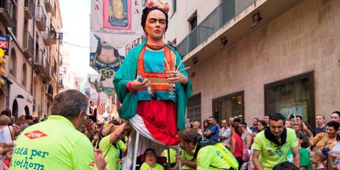 La gigante Frida, hecha a semejanza de la mundialmente conocida pintora mexicana Frida Kahlo, está adaptada para hacer posible que sea llevada por personas en silla de ruedas, sordas, o ciegas