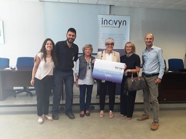 INEOS ha entregado un cheque de 1.000 euros a la Junta Local de Martorell de la Asociación Española Contra el Cáncer gracias al esfuerzo realizado por un equipo formado por 25 empleados de INOVYN Martorell que han recorrido en bicicleta una distancia equivalente a la del Tour de Francia
