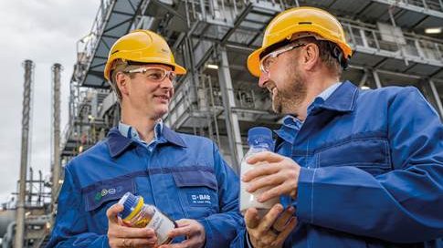 Stefan Gräter y Andreas Kicherer con una muestra de aceite de pirólisis y, por lo tanto, plástico producido frente al craqueador de vapor