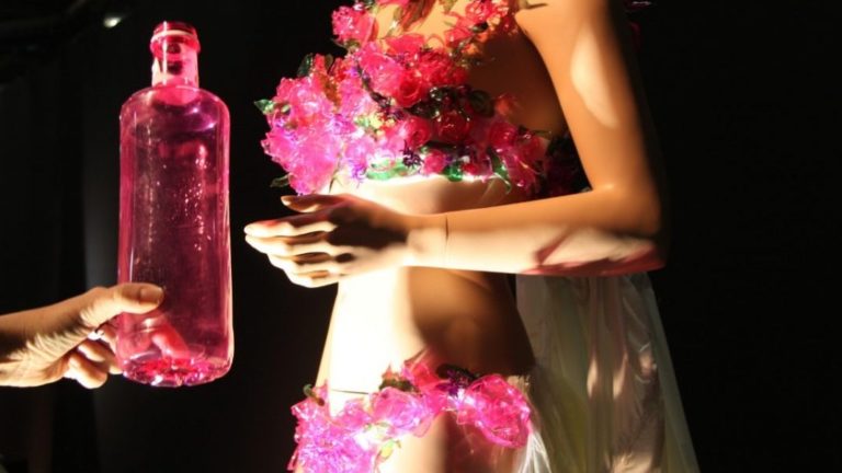 vestidos-con-material-reciclado-por-Rosa-Montesa-3-e1551392569377-1200×600