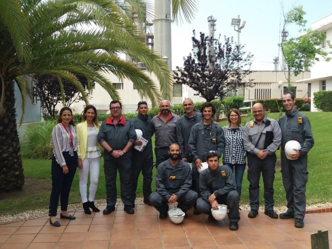 Grupo de alumnos con personal de Cepsa