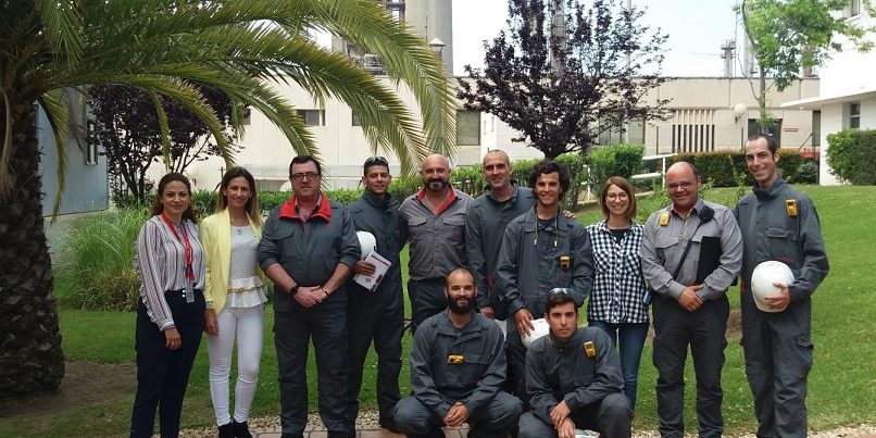 Grupo de alumnos con personal de Cepsa