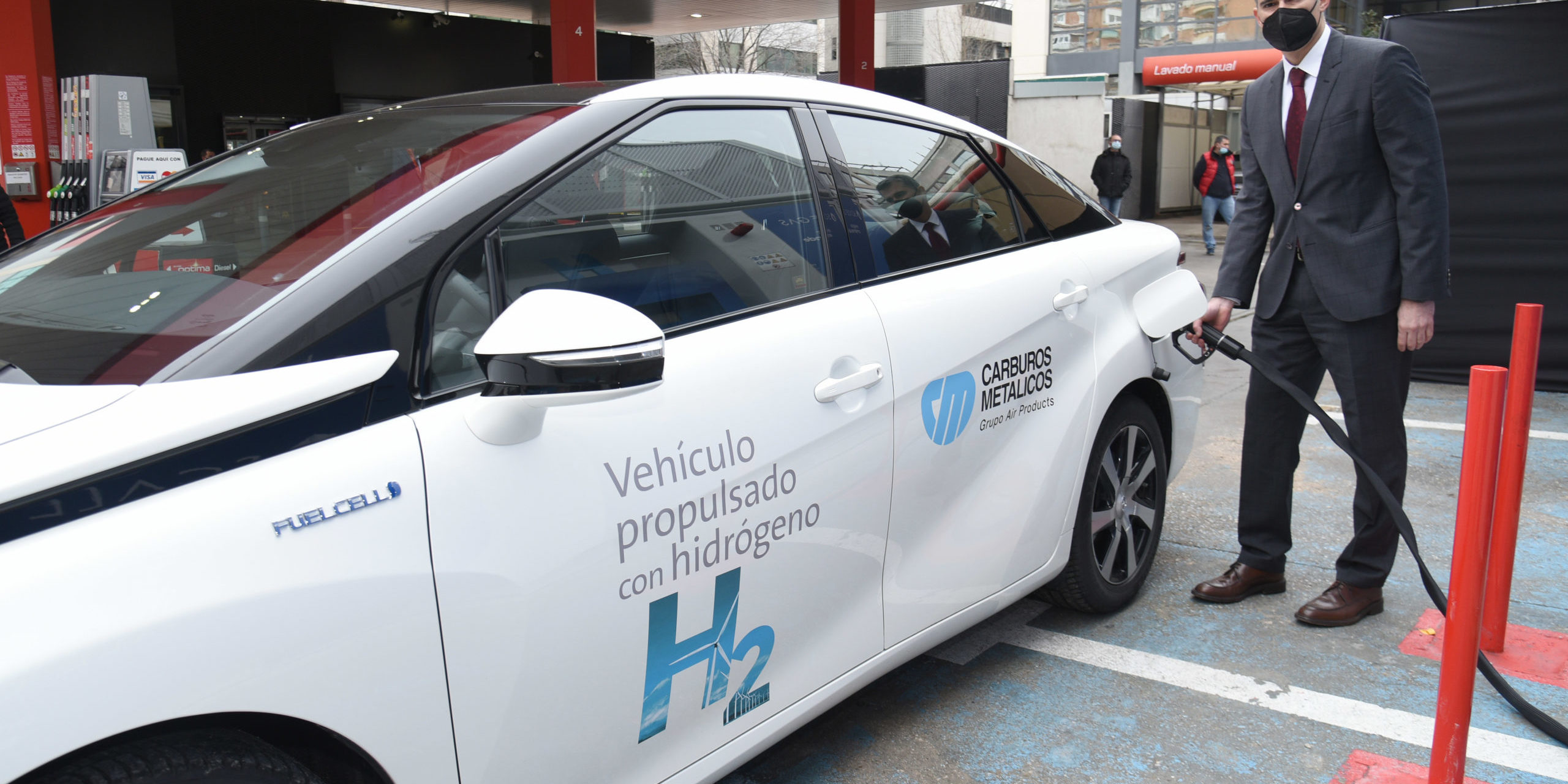 Miquel Lope, Director General de Carburos Metálicos repostando con hidrógeno el vehículo