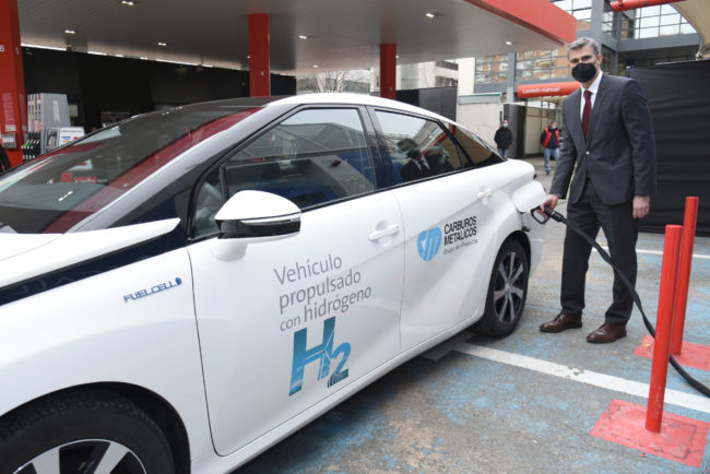 Miquel Lope, Director General de Carburos Metálicos repostando con hidrógeno el vehículo