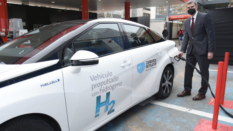 Miquel Lope, Director General de Carburos Metálicos repostando con hidrógeno el vehículo
