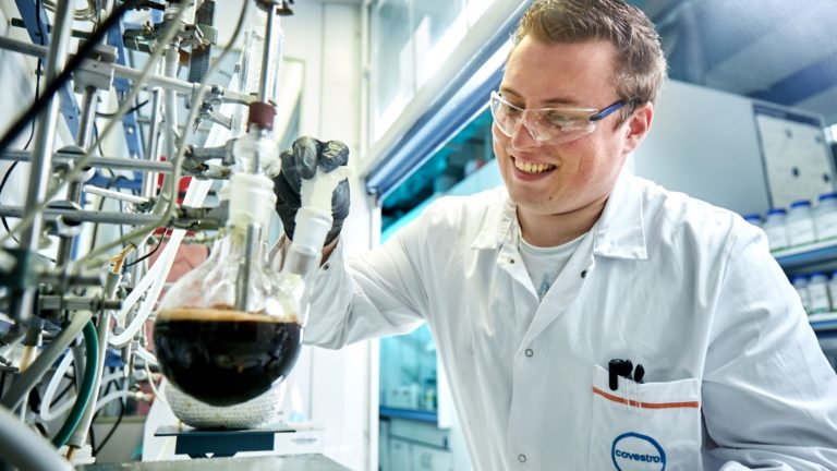 Experimento de laboratorio sobre el reciclaje químico de espuma de colchón de poliuretano