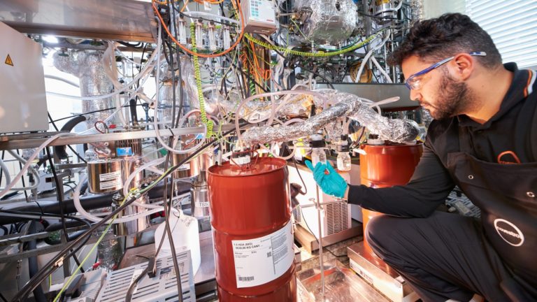 Planta piloto en la que Covestro produce la materia prima de base biológica HMDA