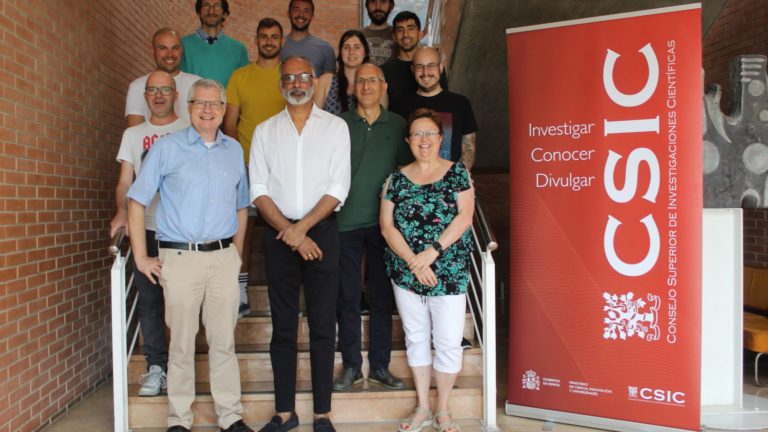 1. Ajayan con grupo de investigacion