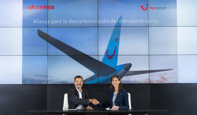 Tobi Pardo, director de Aviación y Asfaltos de Cepsa, y Leen Vander Kuylen, Director Supplier Management & Procurement, TUI Airline
