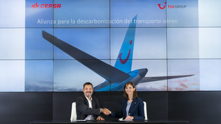Tobi Pardo, director de Aviación y Asfaltos de Cepsa, y Leen Vander Kuylen, Director Supplier Management & Procurement, TUI Airline