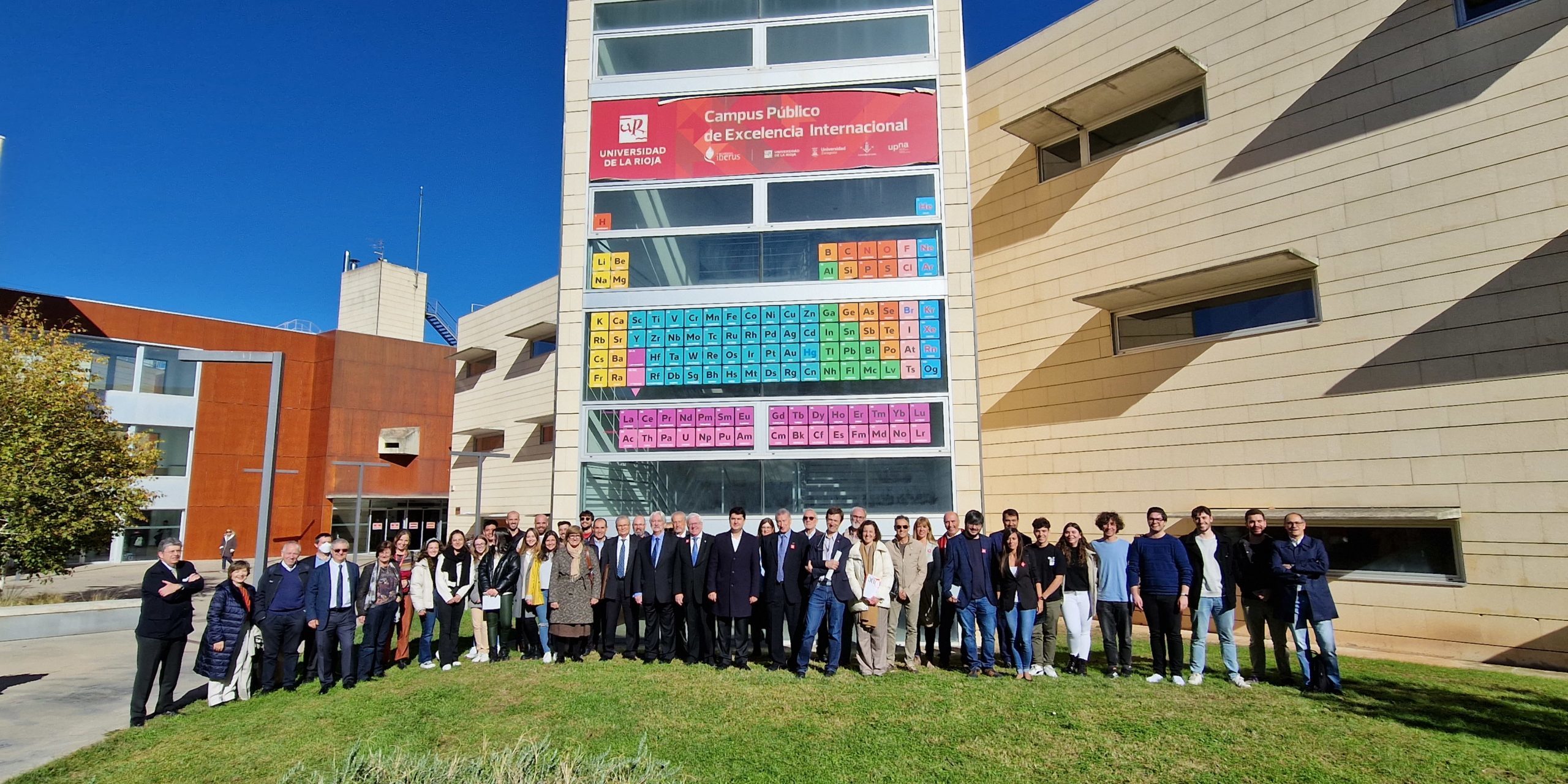Día de la Química frente a la tabla periódica en la Facultad de Ciencia y Tecnología de la Universidad de la Rioja.