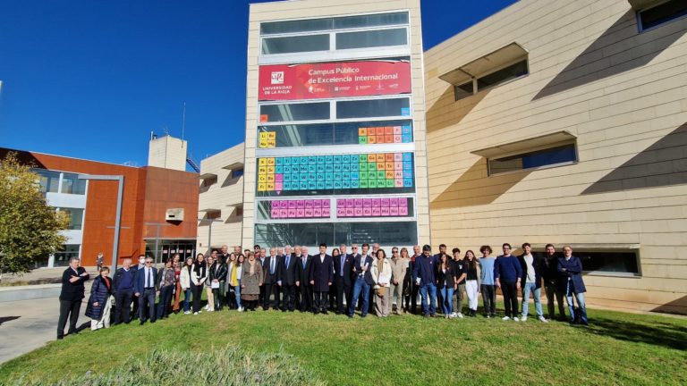 DíadelaQuímica 101122 Día de la Química frente a la tabla periódica en la Facultad de Ciencia y Tecnología de la Universidad de la Rioja.